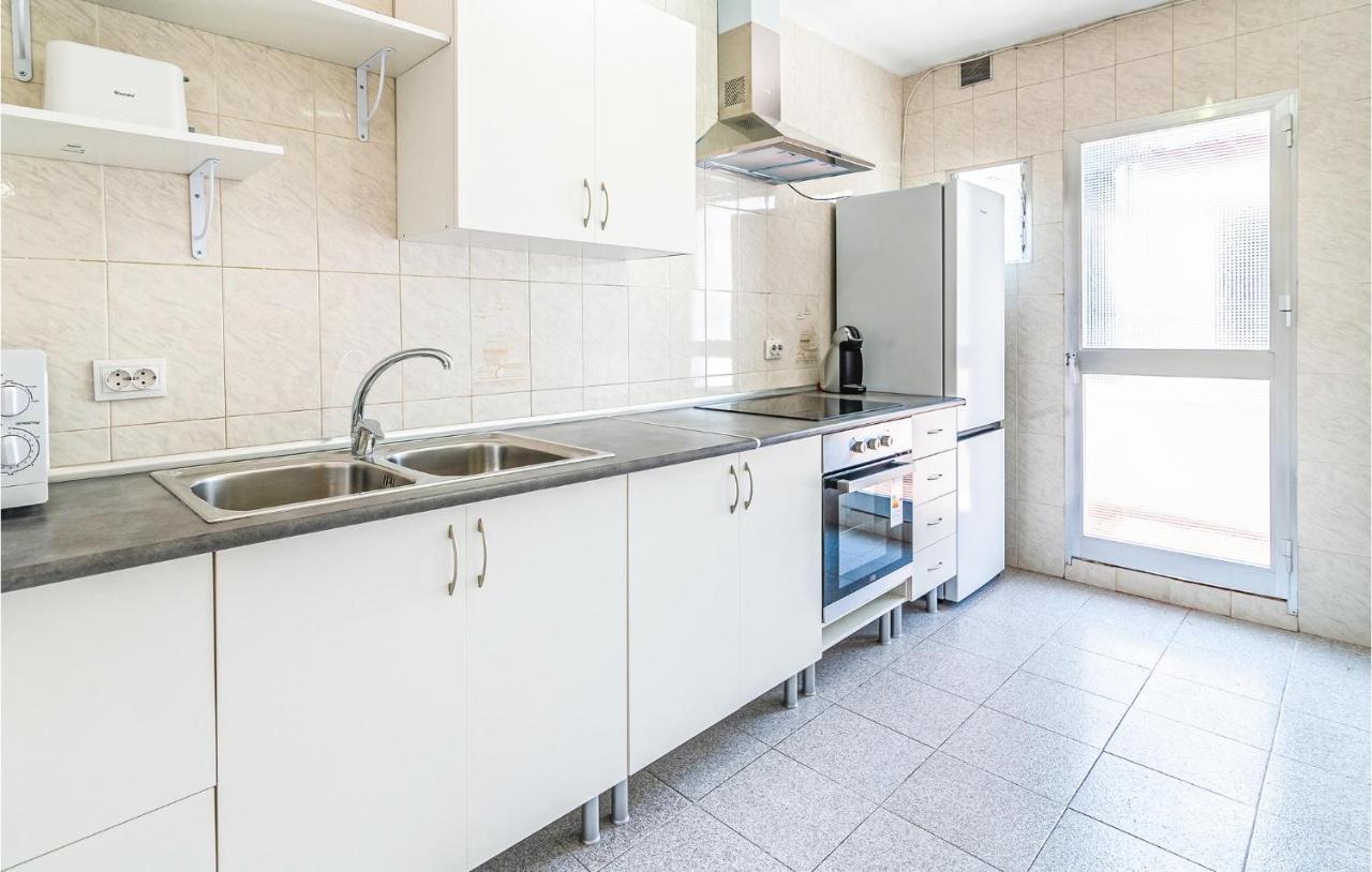 Beautiful Apartment In Cordoba With Kitchenette Exterior photo